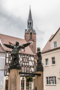 Gräfenhainichen Markt mit Brunnen und Kirche