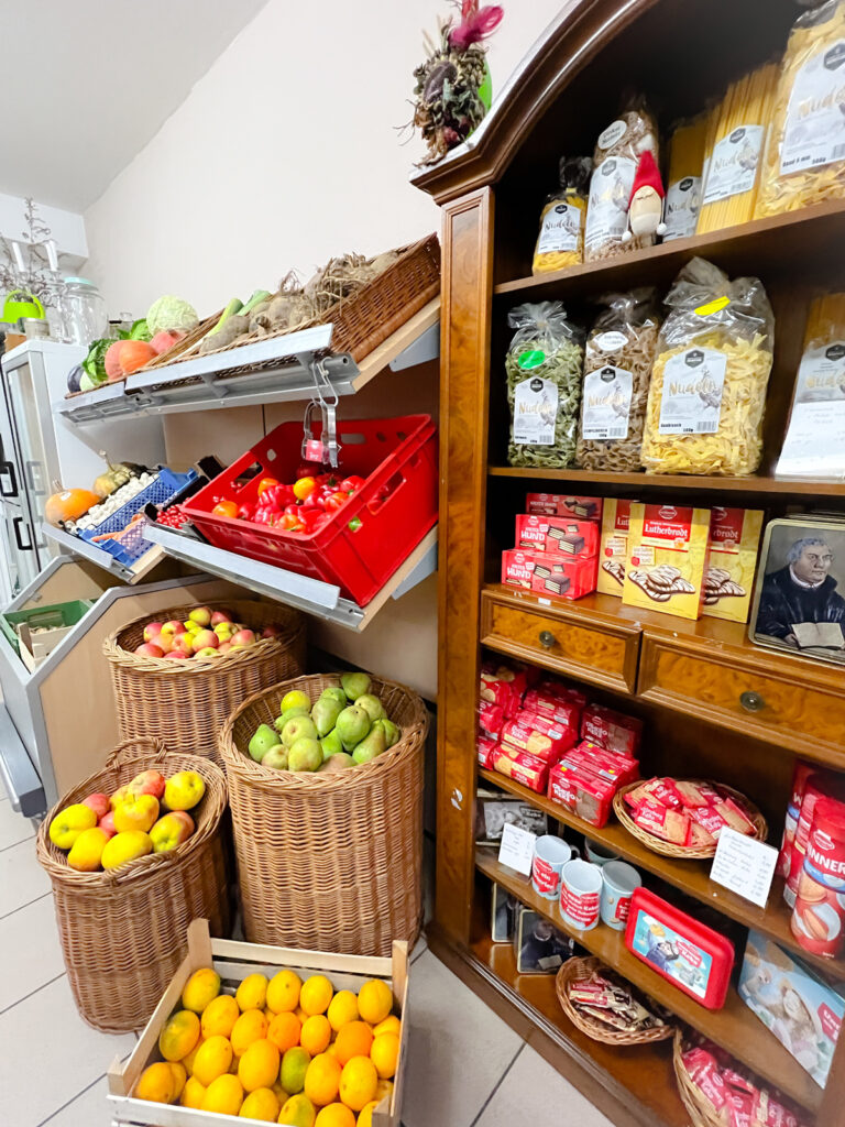 Ladengeschäft Haltestelle Tornau - Obst- und Regal mit Regionalen Produkten