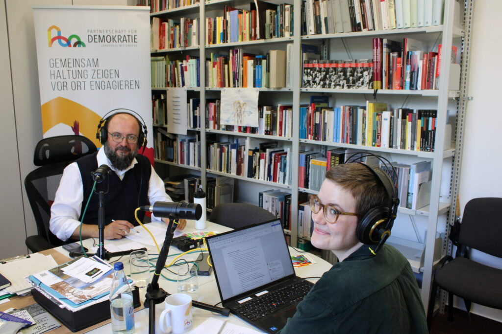 Alexander Baumbach (li.) und Katharina Malo bei der Aufnahme der Podcastfolge zur Partnerschaft für Demokratie