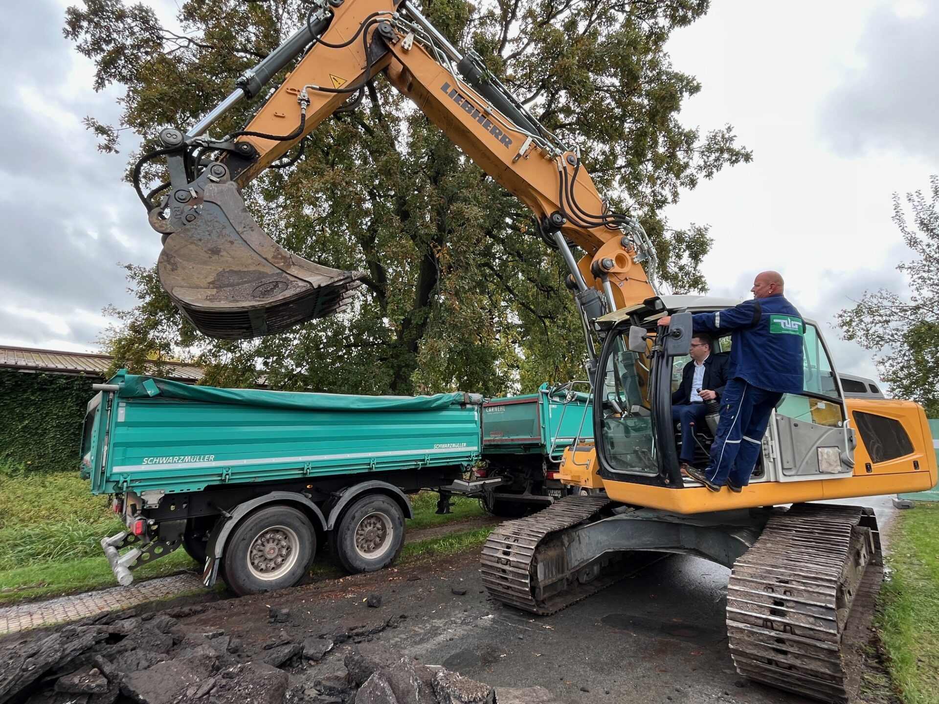 Bagger und Kipplaster bei der Sanierung der K 2376