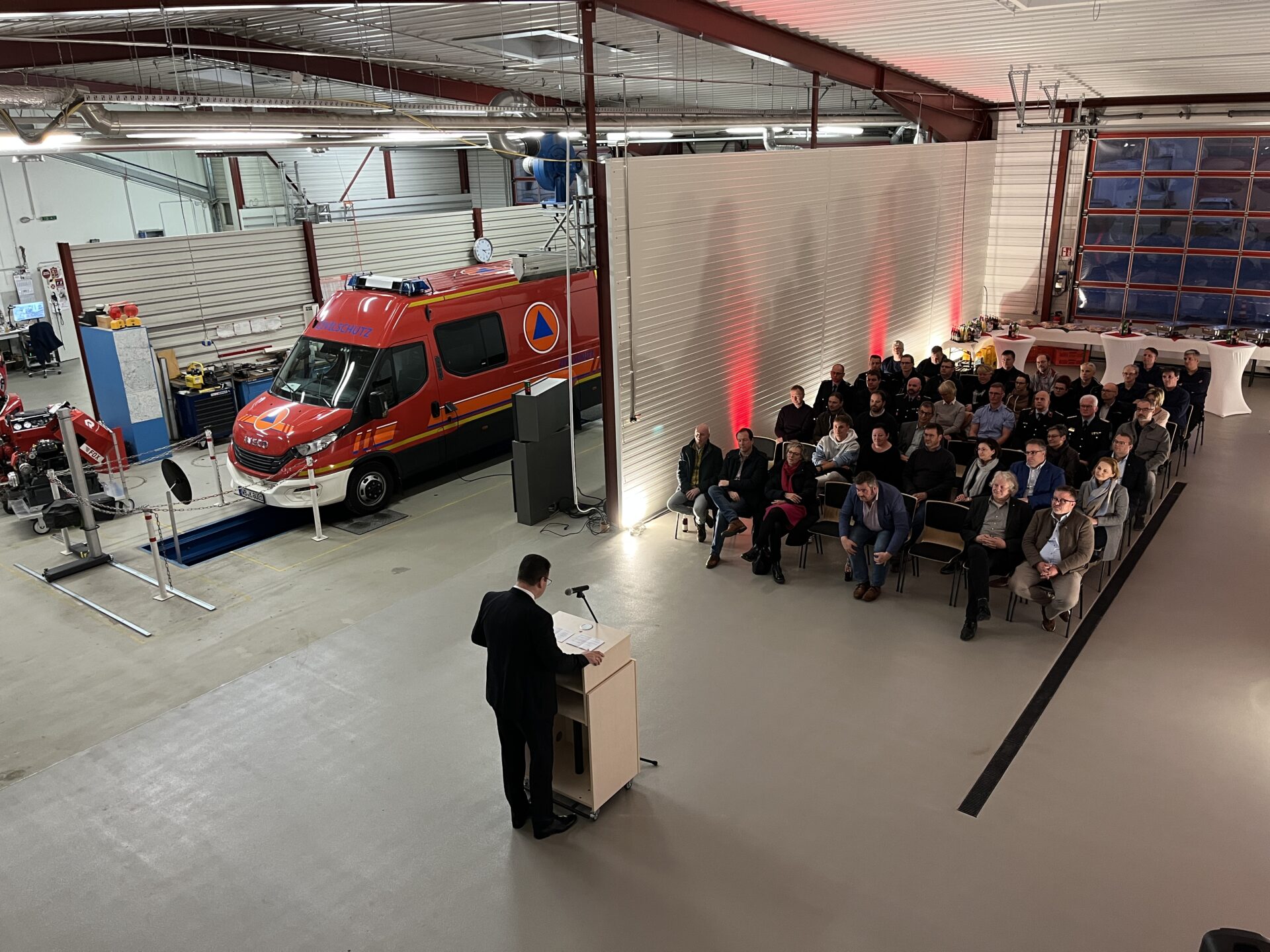 Landrat Christian Tylsch übergibt den Erweiterungsbau der Feuerwehrtechnischen Zentrale.