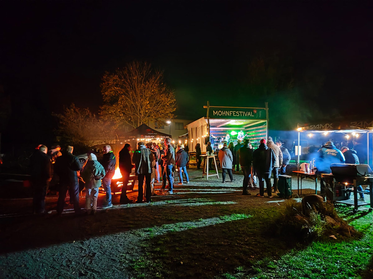 Mohnfestival Pülzig - Band spielt Musik und Zuschauer stehen davor