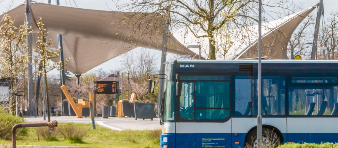 Ein Linienbus fährt den Hauptbahnhof in Wittenberg an.