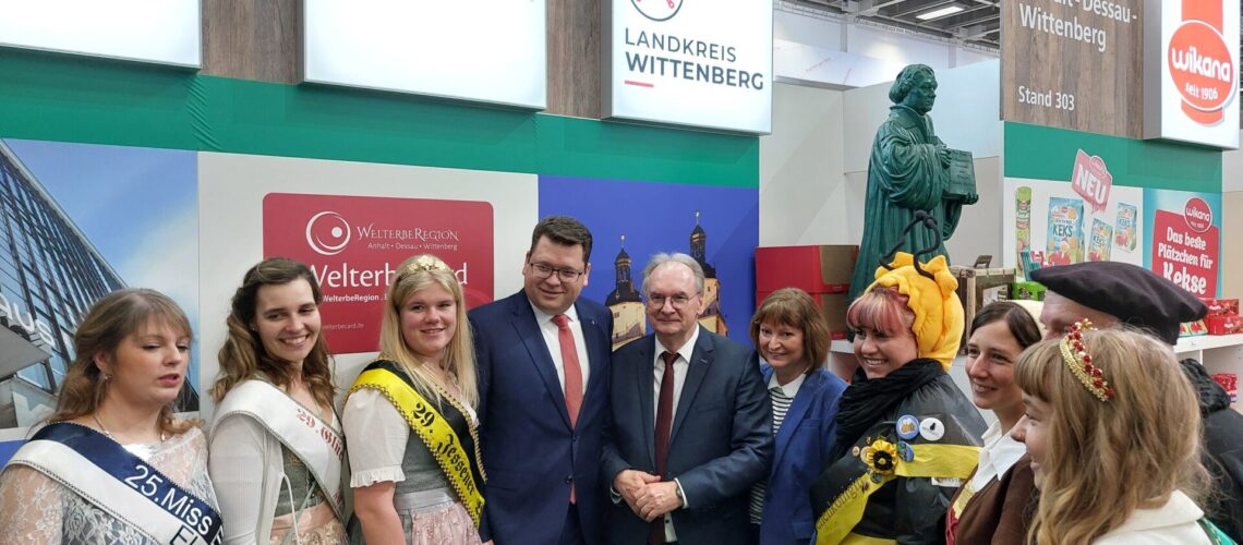 Landrat Christian Tylsch mit Ministerpräsident Reiner Haseloff und den "Königinnen" auf der Grünen Woche 2024.