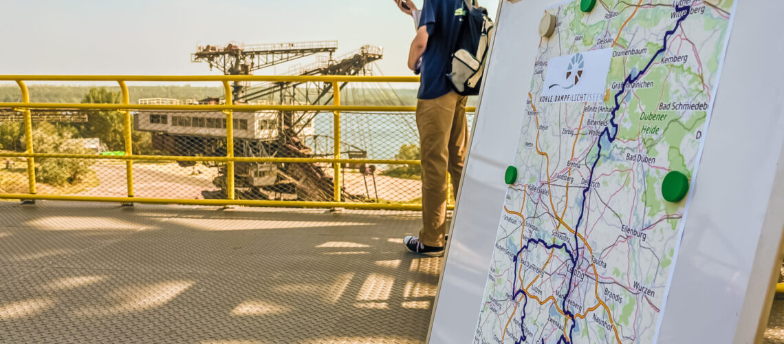 Bei einem Pressetermin auf dem Absetzer "Medusa" in Ferropolis bei Gräfenhainichen (Landkreis Wittenberg) unterzeichneten sieben Landkreise einen Letter of Intent zur Stärkung und Erweiterung der Erlebnisroute "Kohle Dampf Licht Seen" von der Lutherstadt Wittenberg über den Leipziger Süden hinaius bis ins Altenburger Land. Für den Landkreis Wittenberg unterzeichnete Landrat Christian Tylsch die Absichtserklärung, aus dem Burgenlandkreis war Landrat Götz Ulrich nach Ferropolis gekommen. Mit am Tisch saßen außerdem der Landkreis Saalekreis mit Landrat Hartmut Handschak,Landrat Henry Graichen aus dem Landkreis Leipzig, aus dem Landkreis Anhalt-Bitterfeld der stellvertretende Landrat Volker Krüger und aus dem Landkreis Altenburger Land Michael Apel in Stellvertretung des Landrates. Foto: Alexander Baumbach