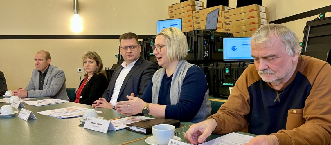 Landrat Christian Tylsch mit Schulleiterinnen und Schulleitern bei der Pressekonferenz zur Schul-IT-Ausstattung im Landkreis Wittenberg.