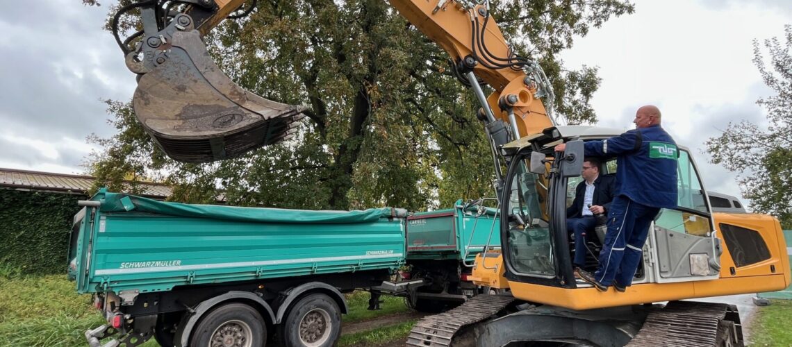 Bagger und Kipplaster bei der Sanierung der K 2376