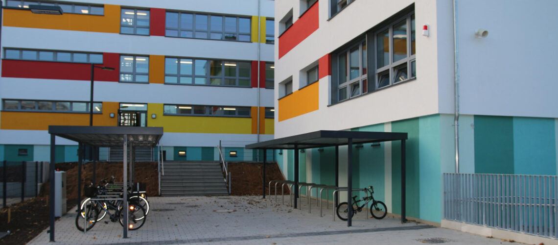Eingangsbereich der sanierten Förderschule 'Pestalozzi' - Fahrradplatz
